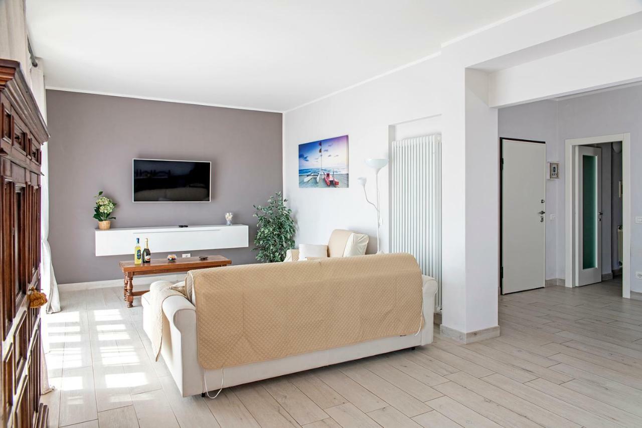 Appartamento Alex Vista Mare Lido di Camaiore Buitenkant foto